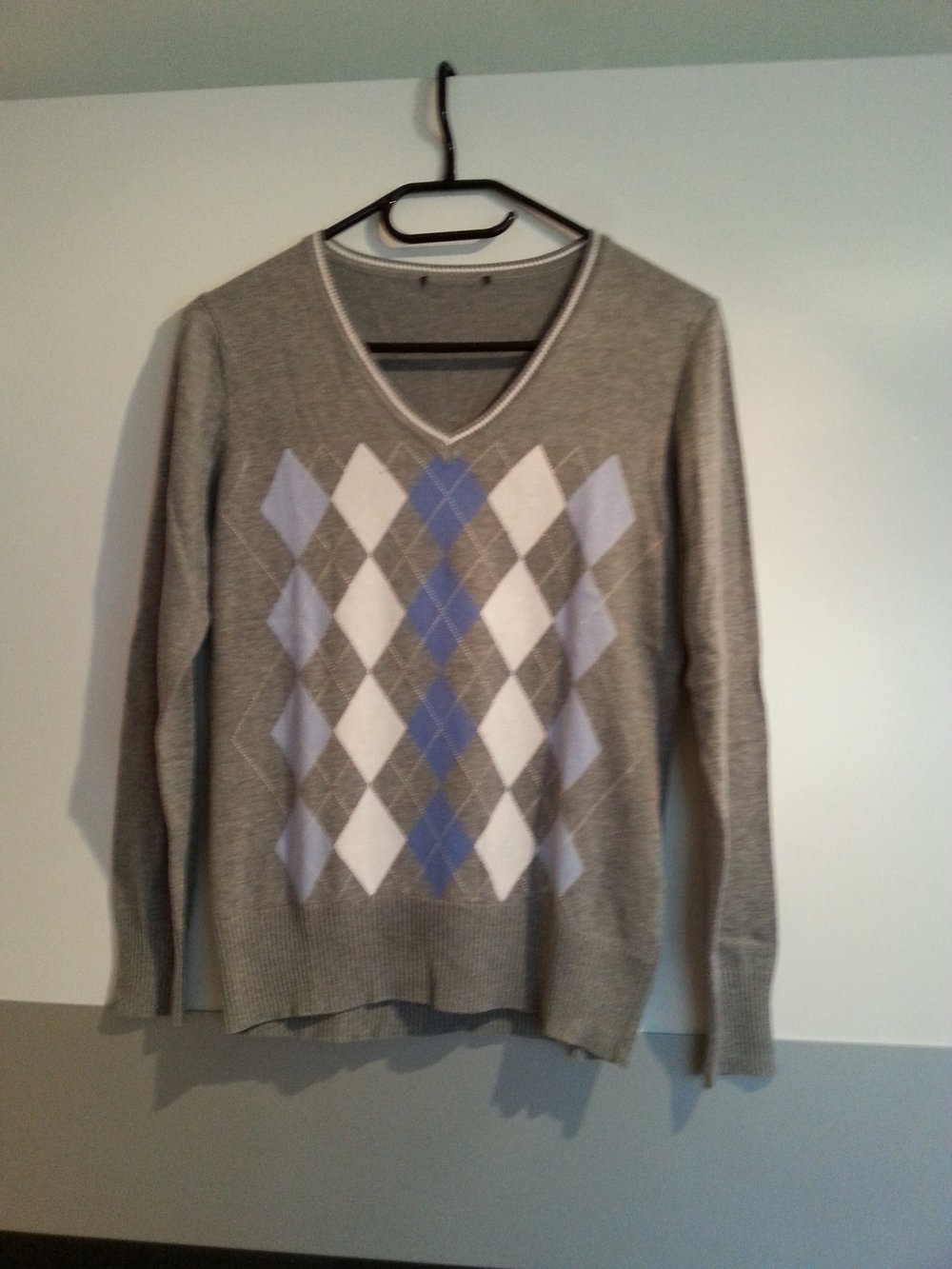 Grauer Feinstrickpullover mit Karomuster