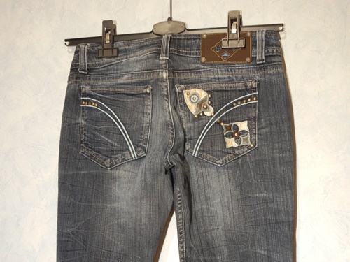 schöne Jeans mit Print auf den Taschen