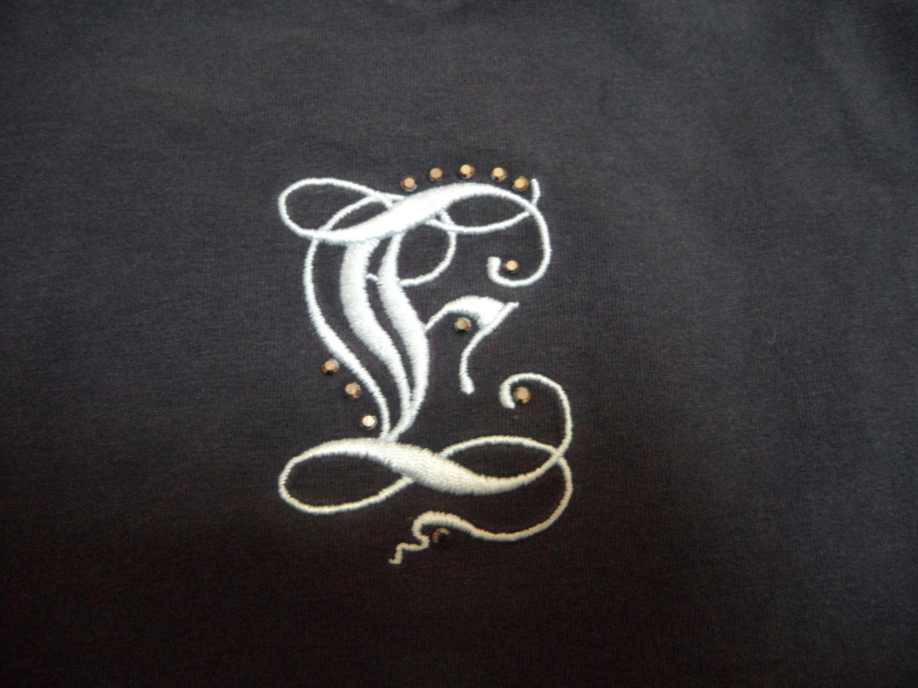 Esprit Langarmshirt mit Buchstabe E