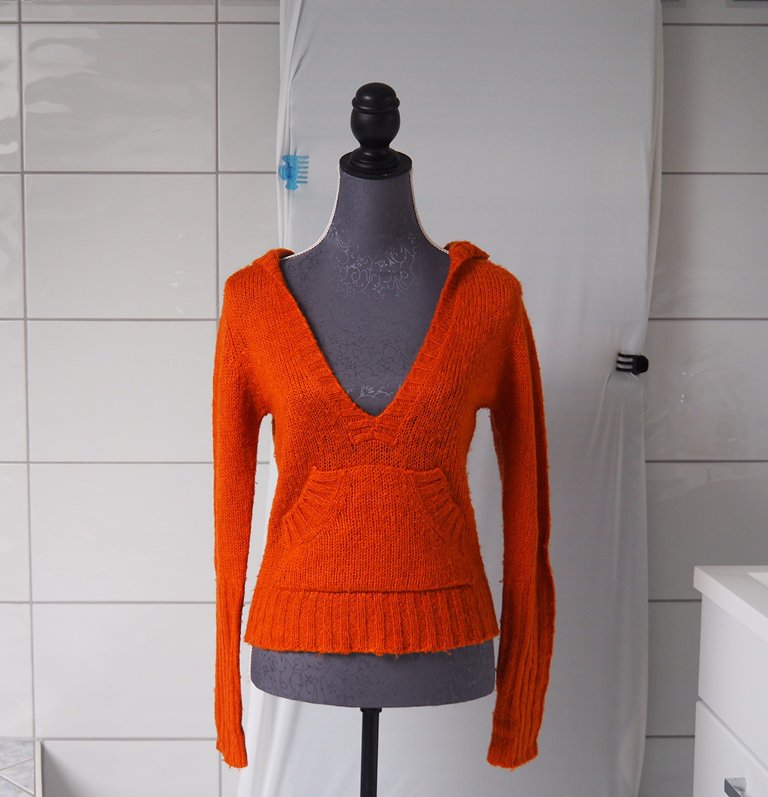 Kurzer orangener Pulli mit Kaputze von Vero Moda
