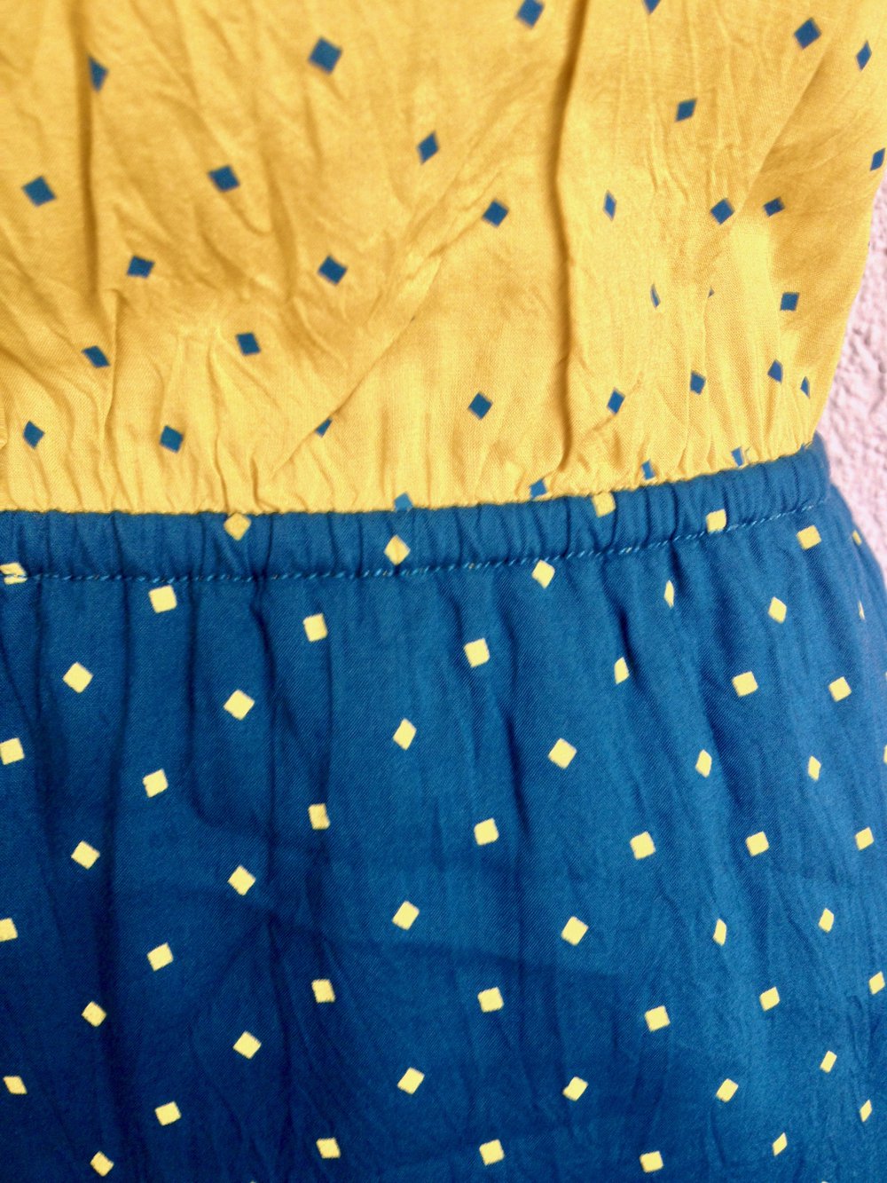 Sommerliches Kleid mit einem Punktemuster von QS by S.Oliver
