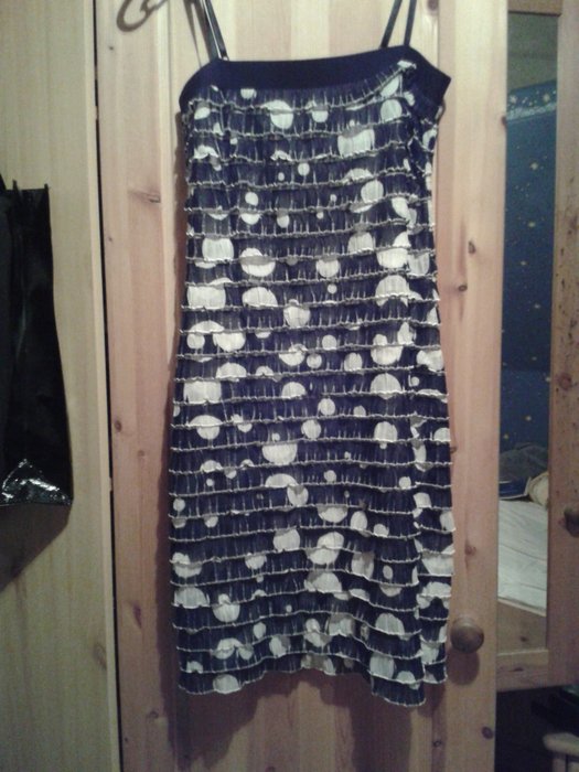 süßes schwarzes Kleid mit weißen Punkten Xanaka