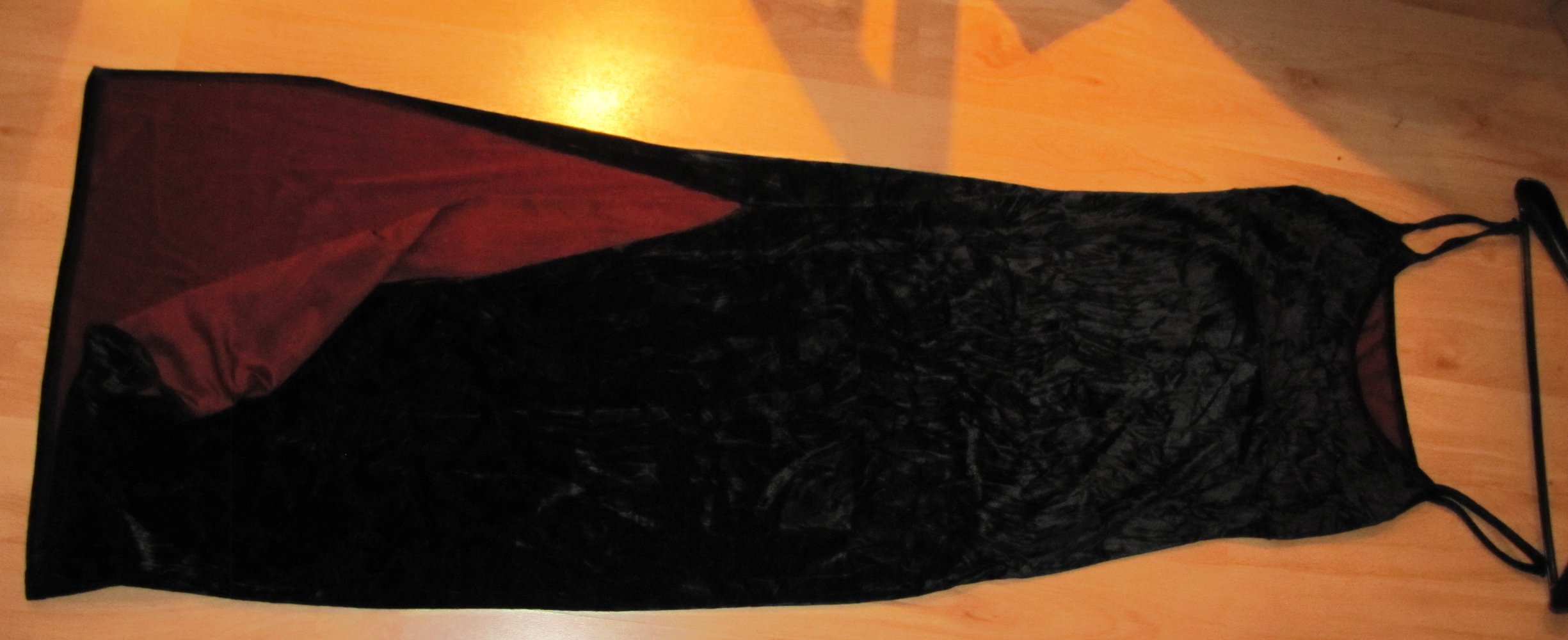 Elegantes und schlichtes Abendkleid aus Samt Gr. S