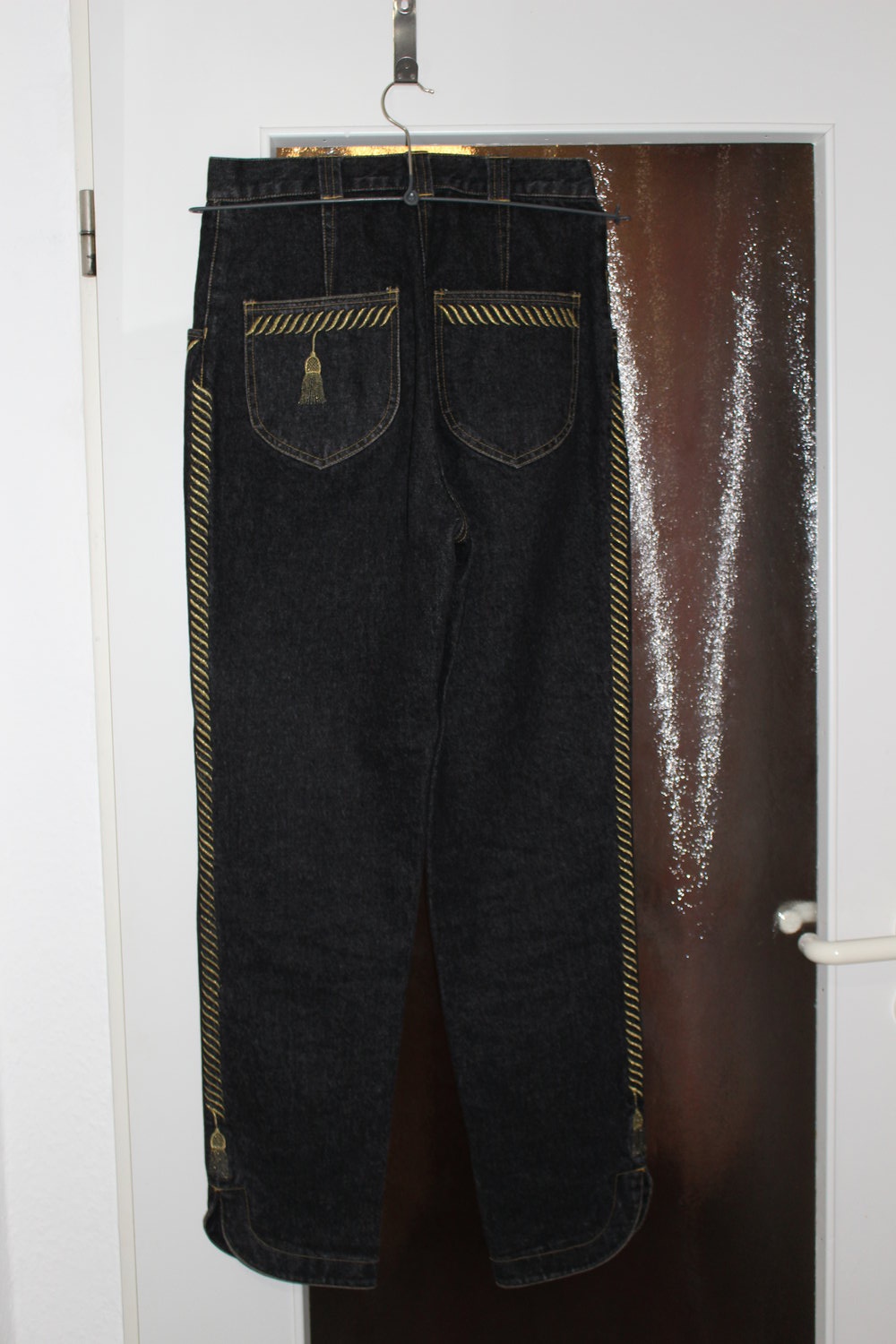 65. Schwarze Jeans mit Goldstickerei, Gr. 38
