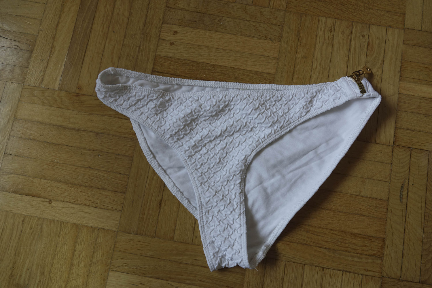 weiße Bikinihose mit Reißverschluss