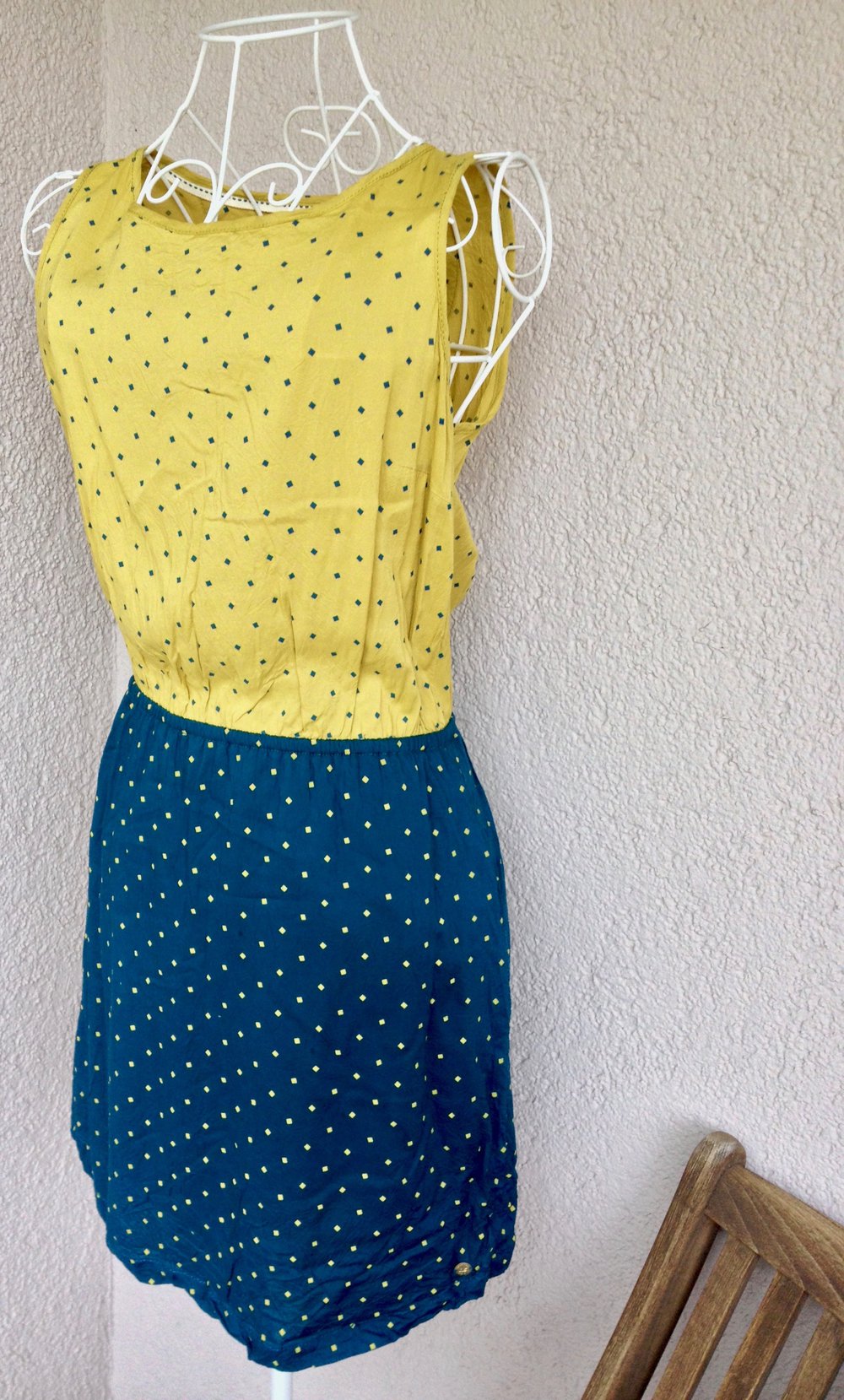 Sommerliches Kleid mit einem Punktemuster von QS by S.Oliver