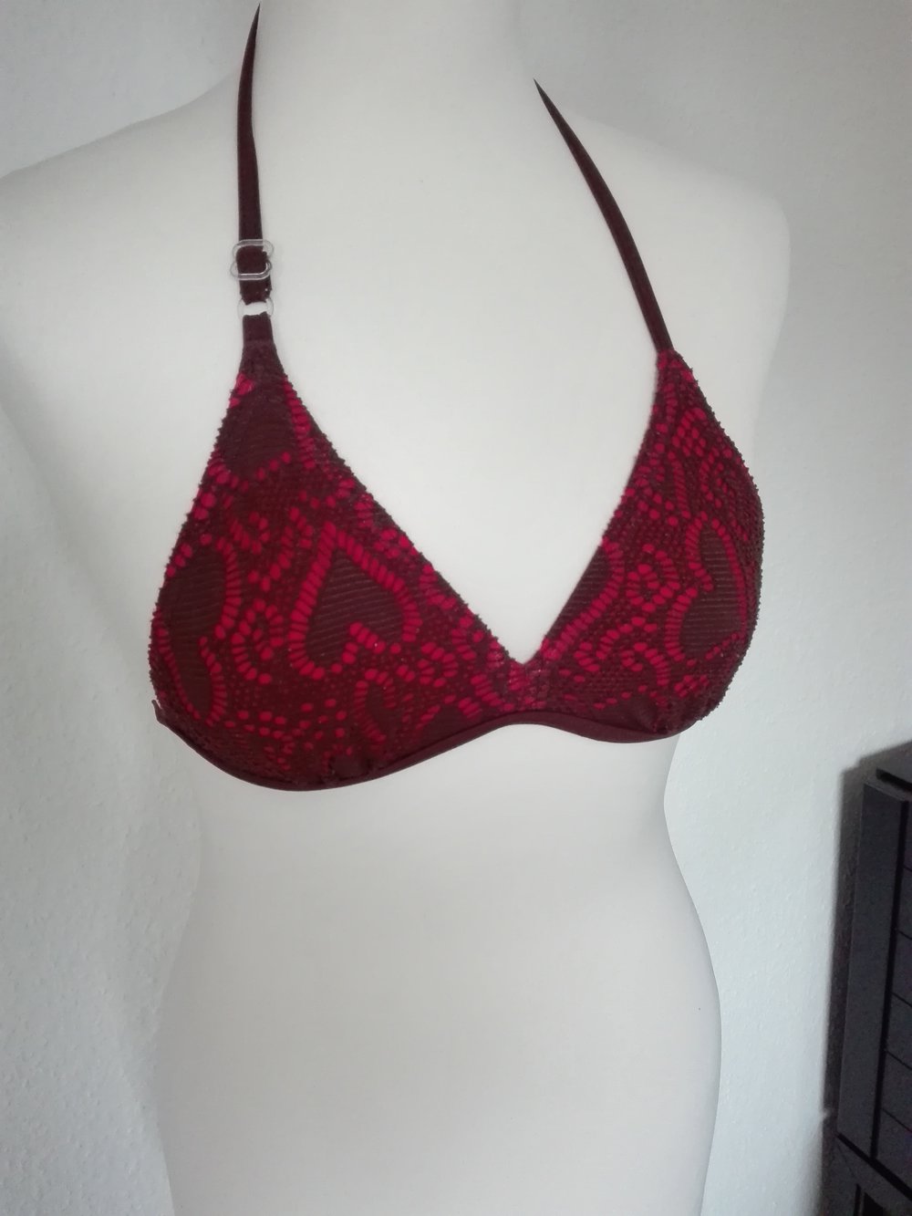 Korallfarbener Bikini mit Brauner Spitze