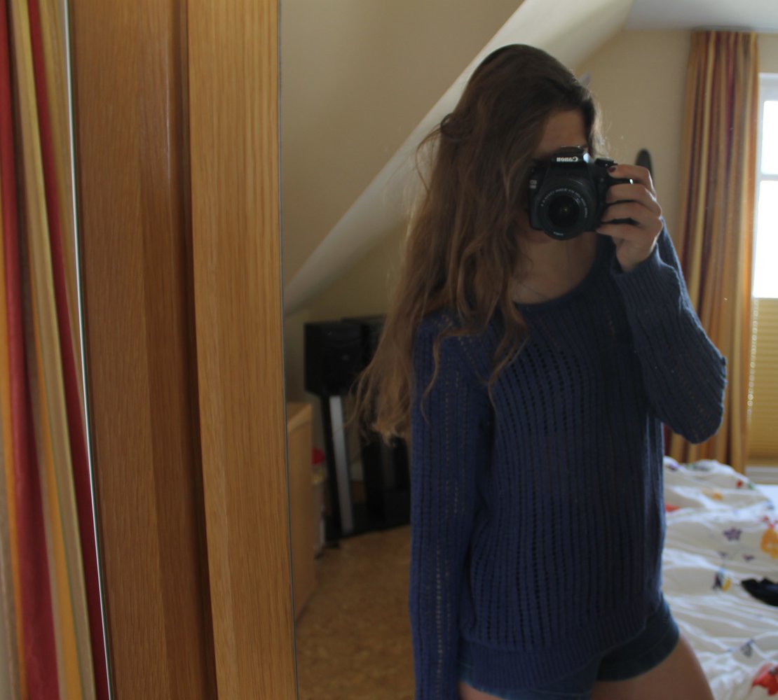 Dunkelblauer Pullover