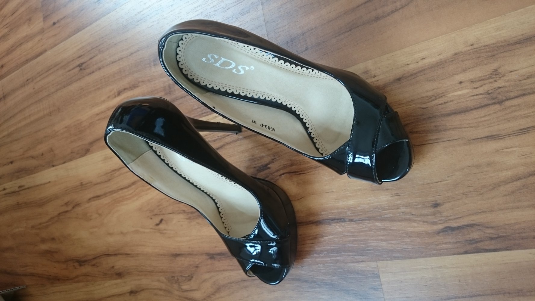 Schwarze peeptoes 