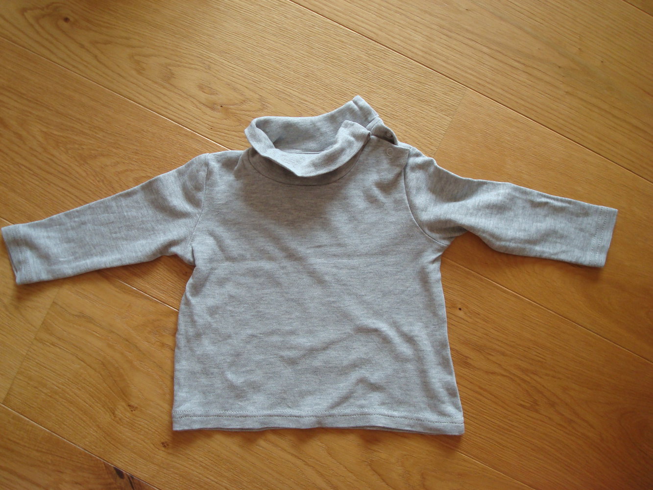 2 dünne Rollkragenpullover Gr. 74