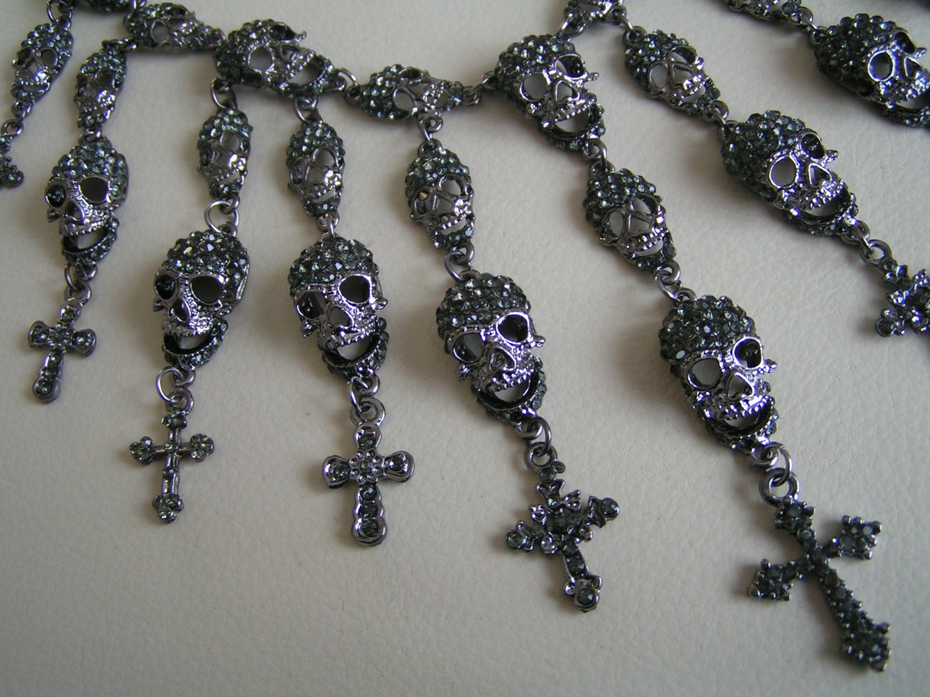Traumhaft schöne Totenkopf Kreuz Kette Collier grau