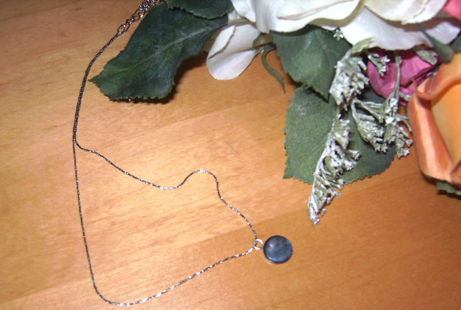 Kette Neu! Ungetragen Modeschmuck silberfarben mit kleinem Anhänger grau-anthrazit, Kette mit Anhänger