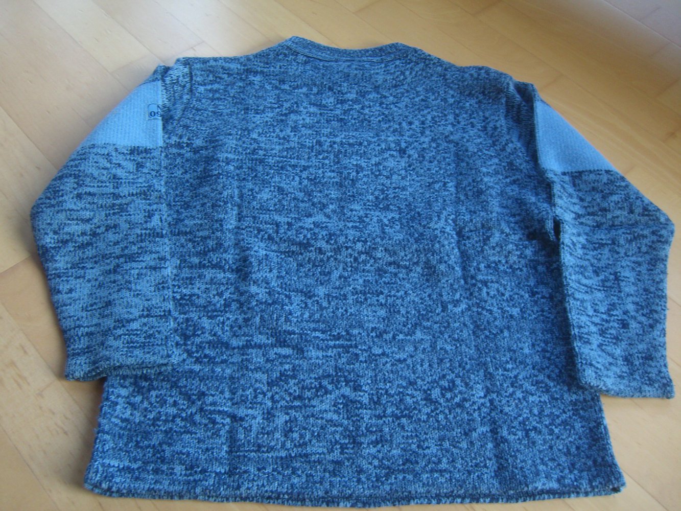 Blauer Strickpulli