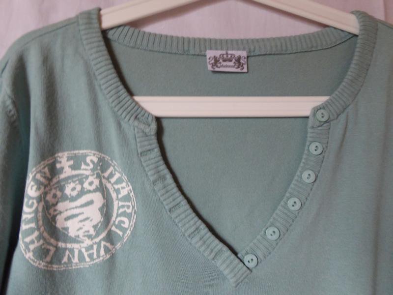 Hellblauer Pullover mit besonderem V-Ausschnitt von Madonna