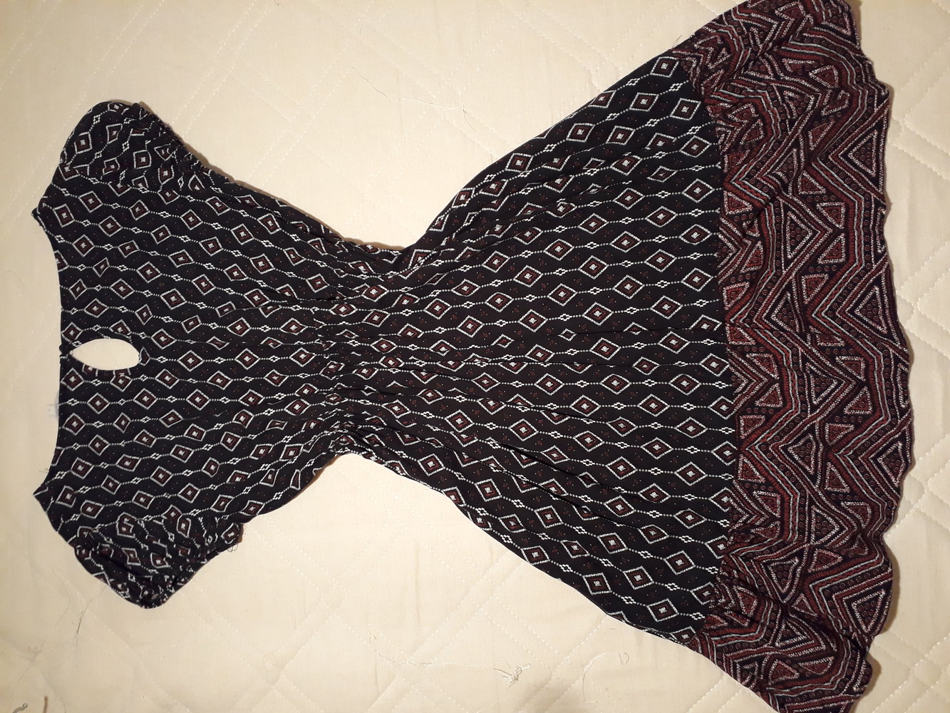 Süßes Kleid mit Ärmeln