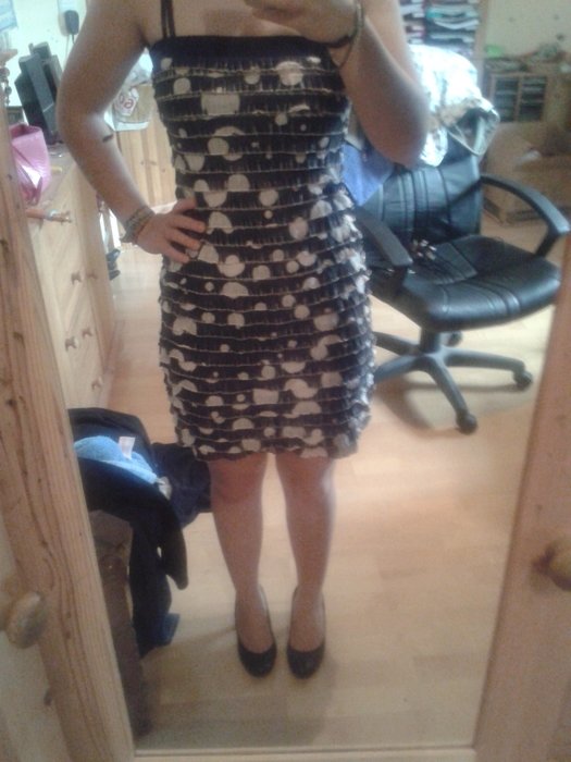 süßes schwarzes Kleid mit weißen Punkten Xanaka