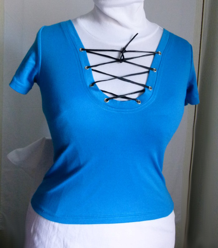 Sommer Shirt mit tiefem, geschnürten Ausschnitt, blau schwarz, Goa Festival Boho Gothic Emo