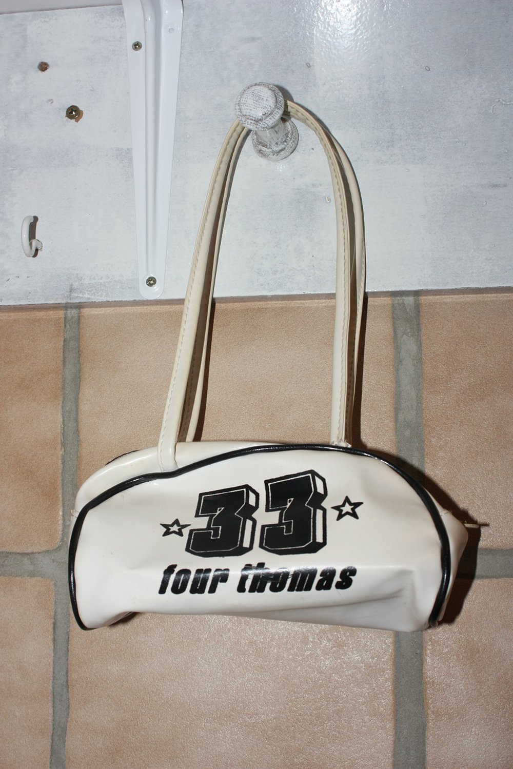 Süße kleine Handtasche in weiß mit schwarzer Schrift