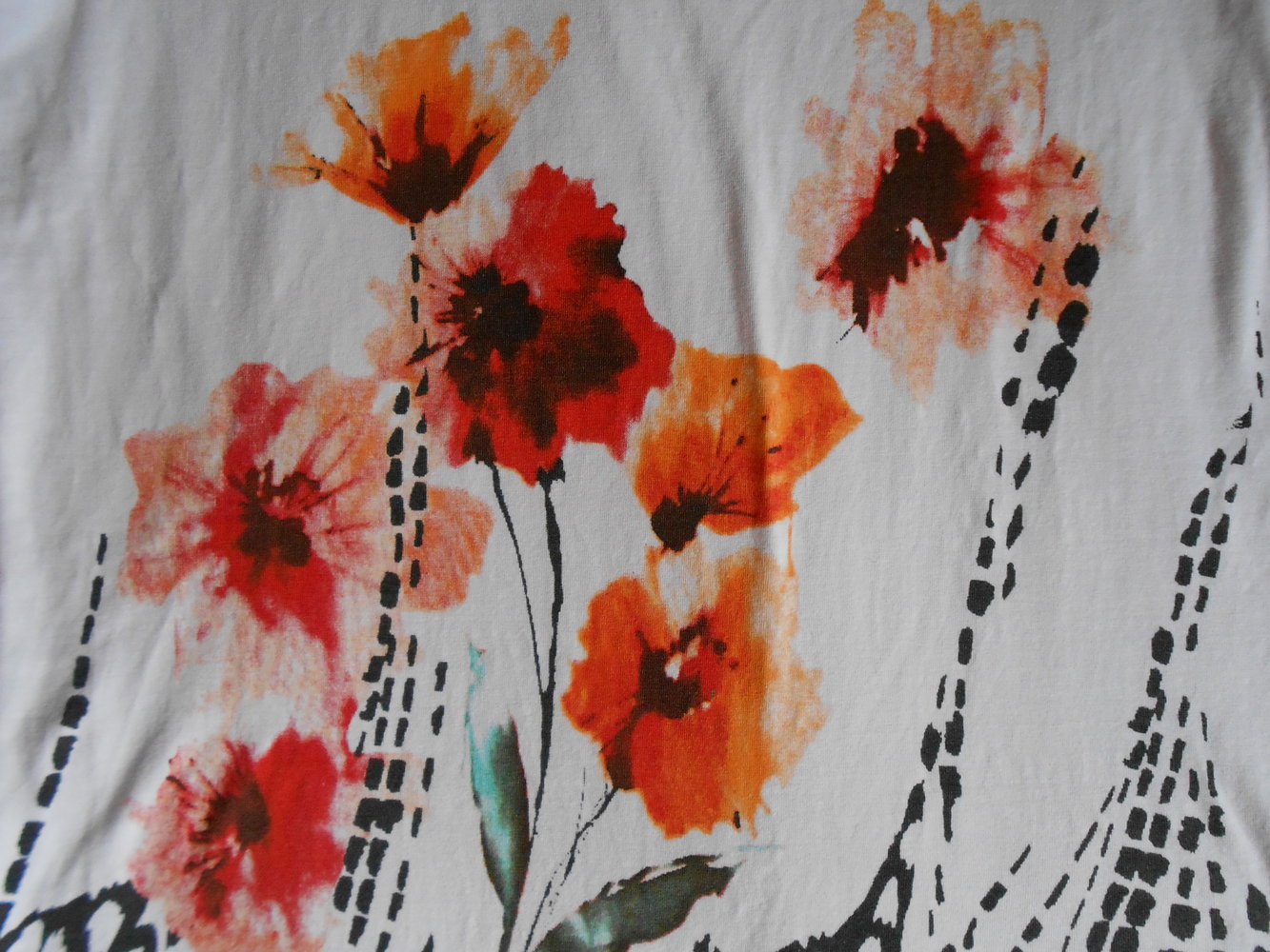 Weißes Tshirt mit Blumenmuster