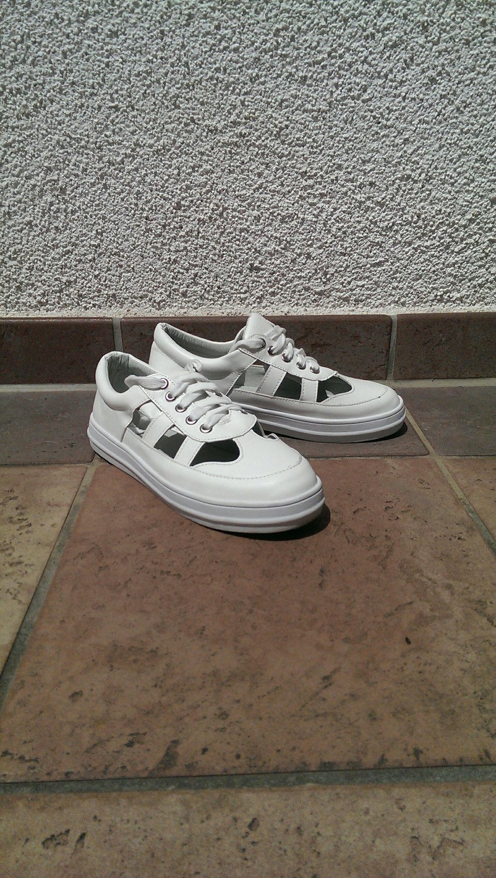 Coole weiße Schuhe mit Cutouts
