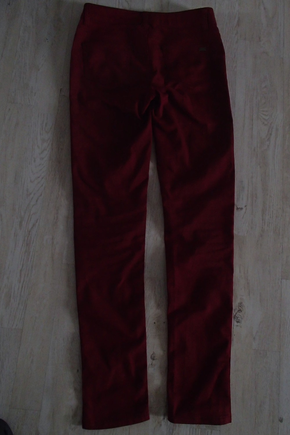 Bordeauxrote Hose