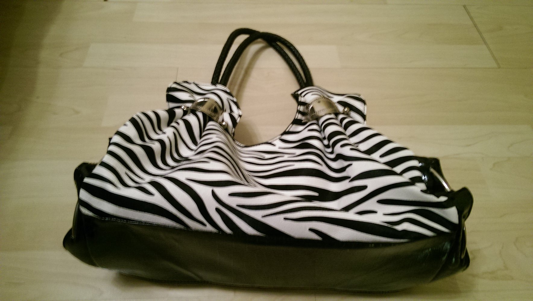 Schöne Handtasche im Zebra-Look