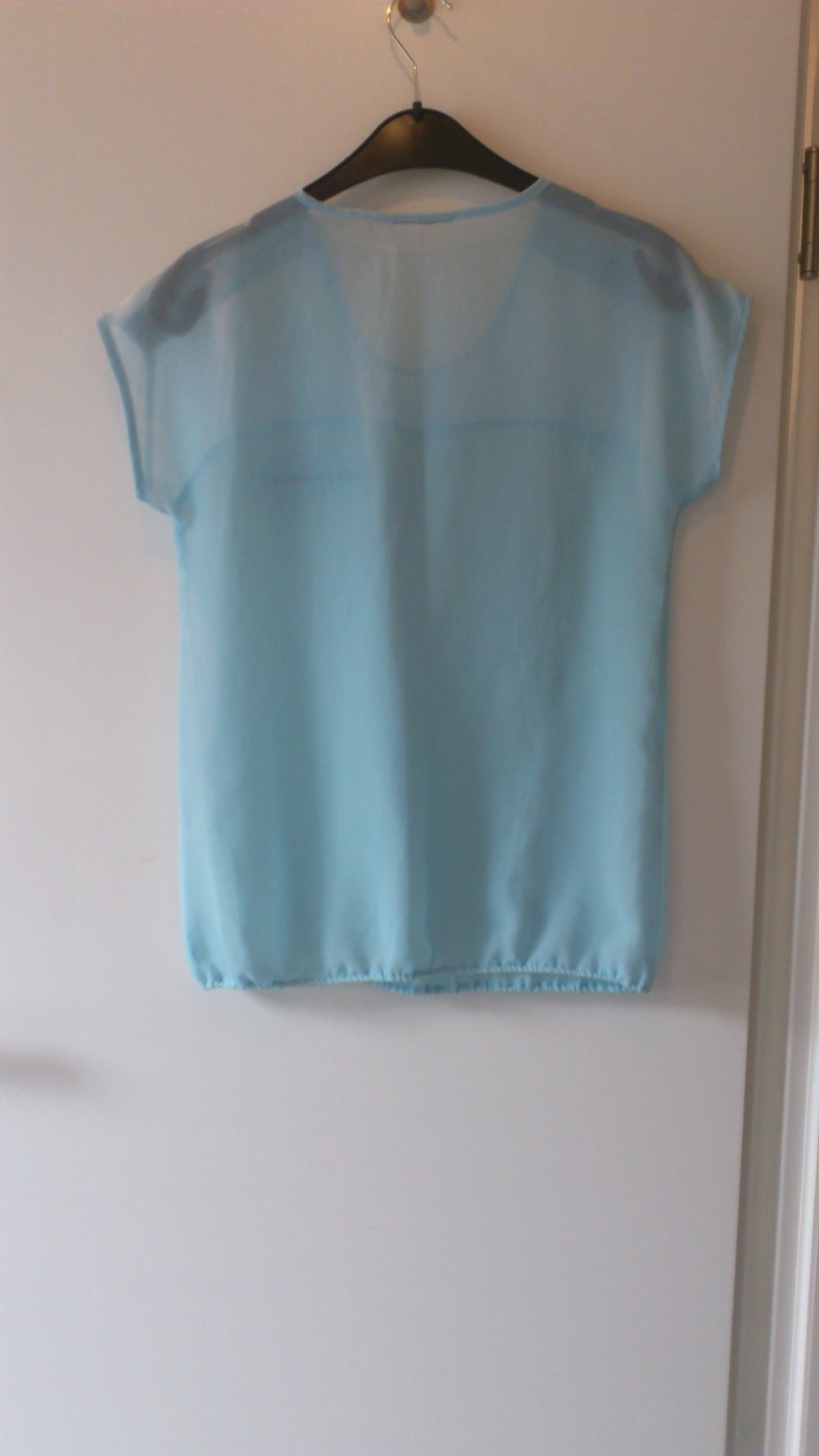 Hellblaues, transparentes Top 34 XS Schlangen Muster 