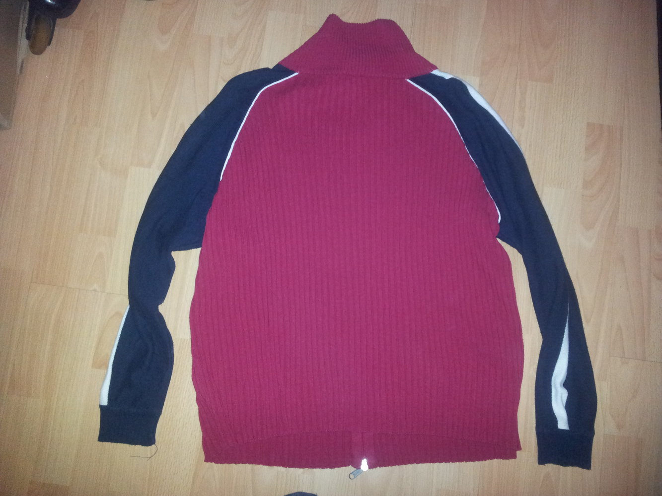 Strickjacke rot blau