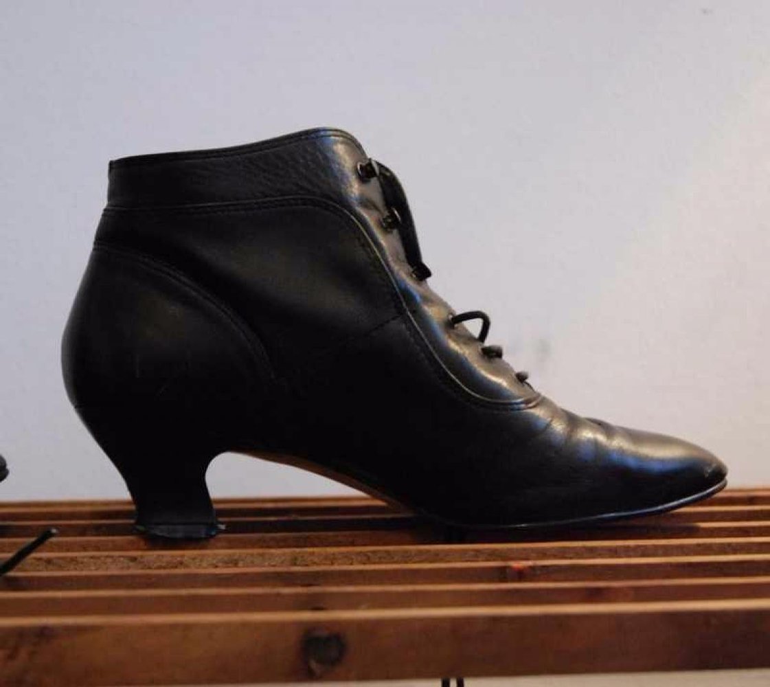 Granny Shoes / Stiefeletten aus schwarzem Leder