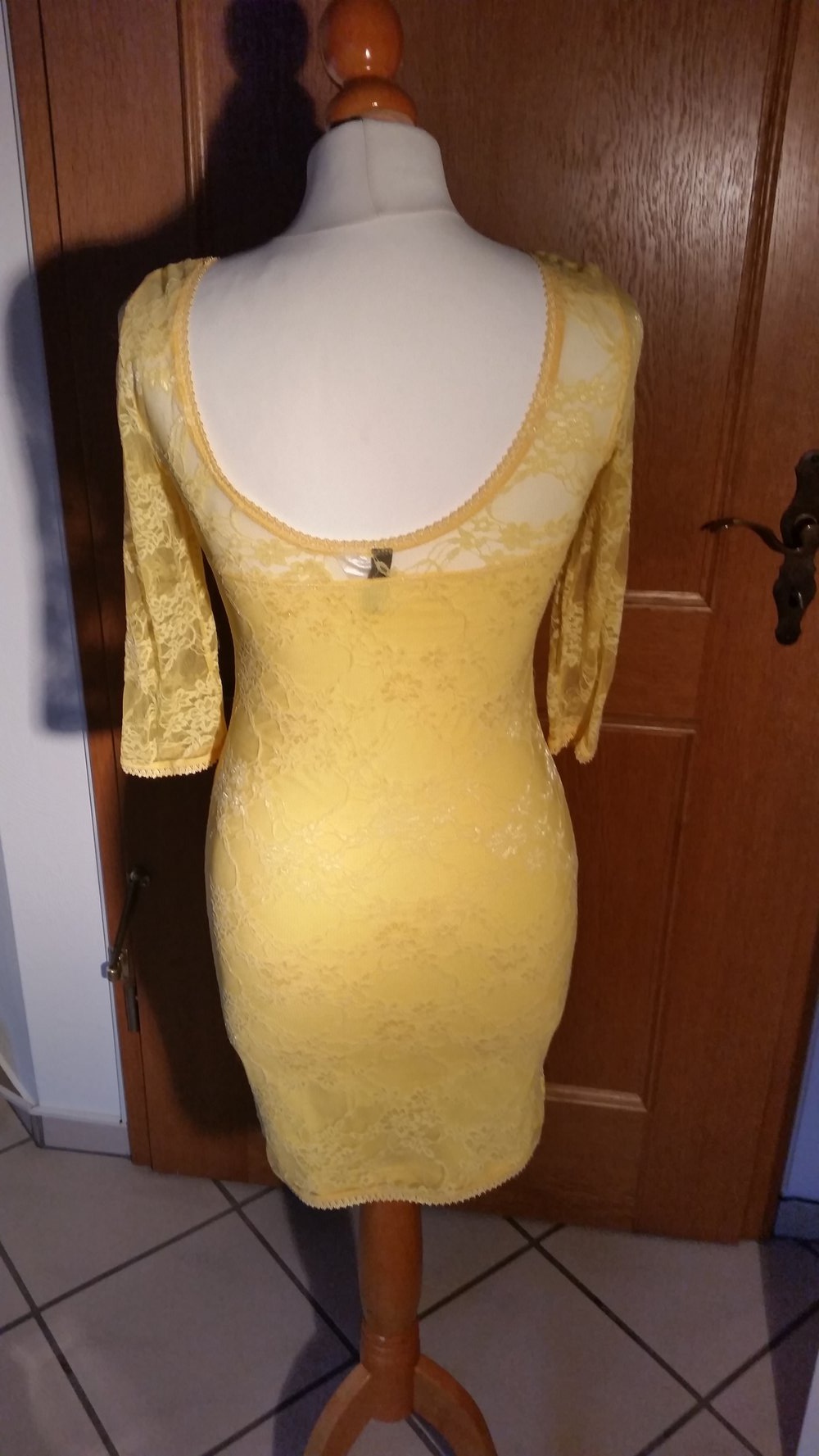 Gelbes spitzen Kleid 