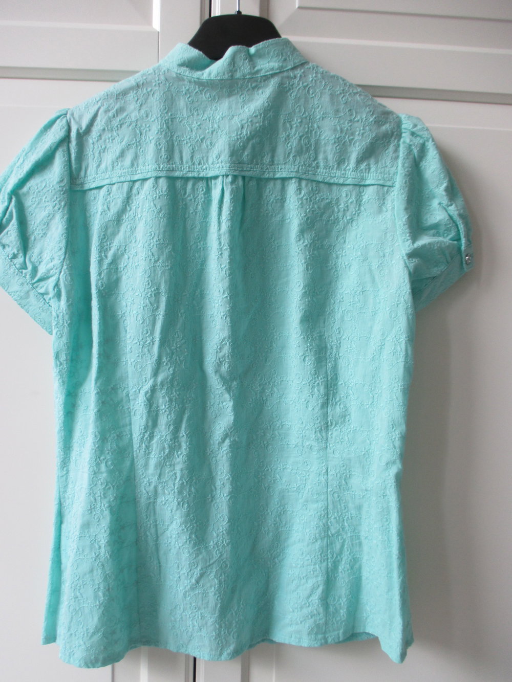 moderne Trachtenbluse in Türkis mit Ton in Ton Stickereien, Label: Himmelblau, Gr. 38 , neu mit Etikett