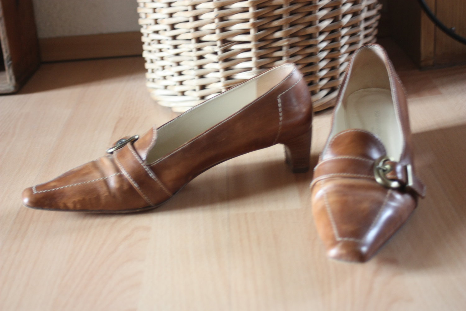 Schicke Echtleder Halbschuhe, Gr. 39 1/2 mit Schnalle
