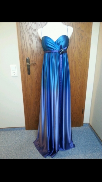 Traumkleid Abendkleid Gr.34 bodenlang mit Brosche Farbverlauf in Blau