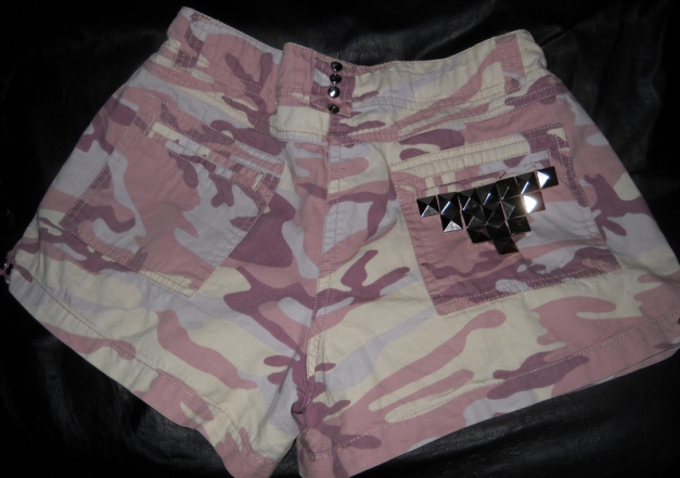 Camouflage Tarn Hot Pants Shorts beige altrosa lila kurze Hose Nieten Studs silber 38 40 S M L 