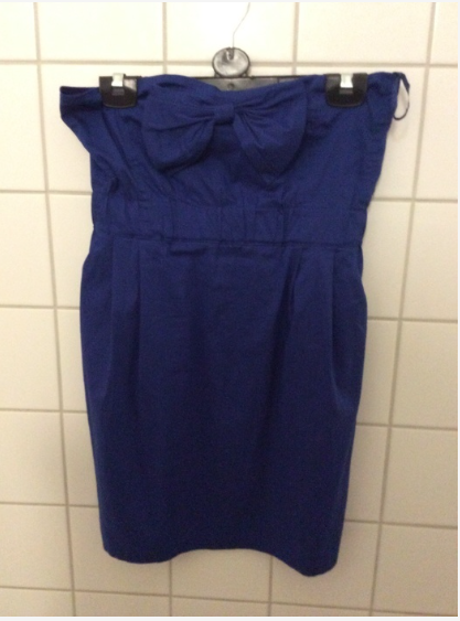 Langes blaues Top mit Schleife