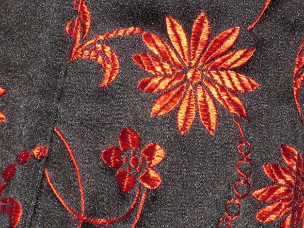corsage schwarz rot ornamente