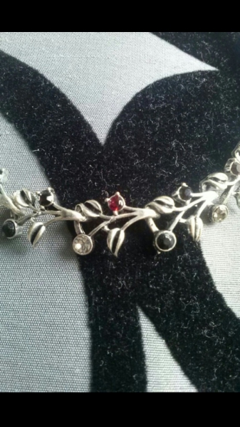 Wunderschönes silberfarbenes Armband