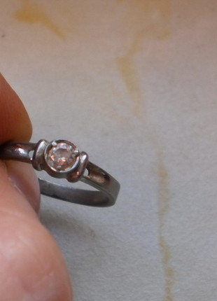 Silberring in klassischem Design mit hübschem Brilli!