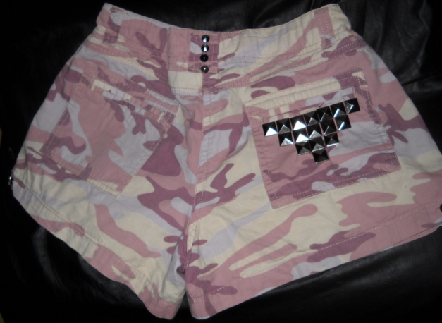 Camouflage Tarn Hot Pants Shorts beige altrosa lila kurze Hose Nieten Studs silber 38 40 S M L 