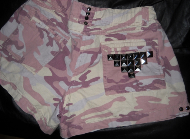 Camouflage Tarn Hot Pants Shorts beige altrosa lila kurze Hose Nieten Studs silber 38 40 S M L 