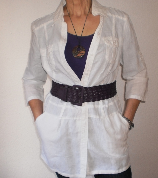 Weiße Longbluse mit Hüftborte für den topmodernen Cut in Gr. 40!