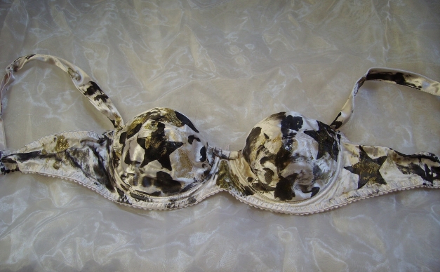 Weisser Satin-BH mit Sternenprint in gold-schwarz!