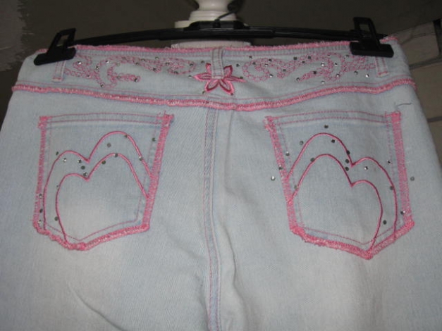 *** Verspielte ~ Stickerein ~ Steinchen ~ Caprijeans ***