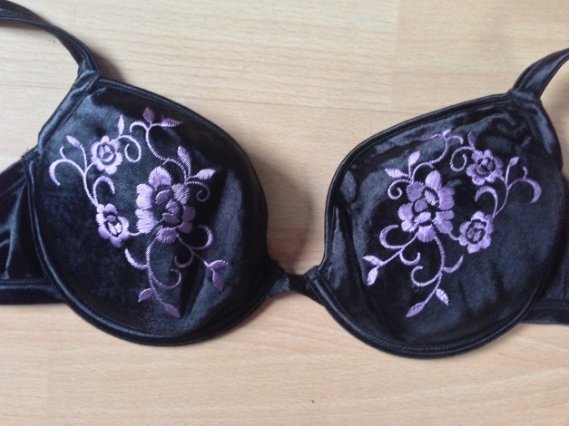 Zauberhafter schwarzer Satin-BH mit flieder Floralstick!
