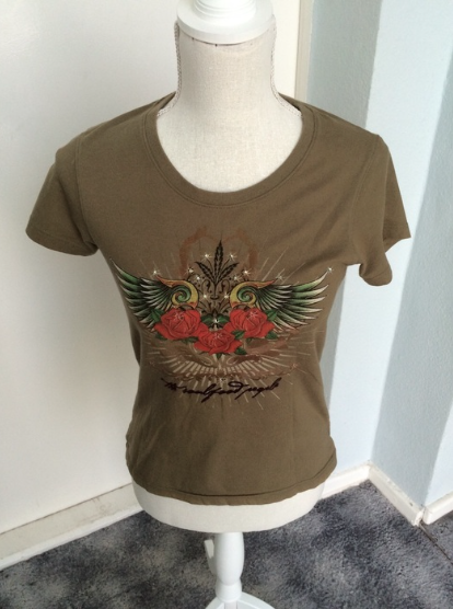 grünes Shirt mit Strasssteinen