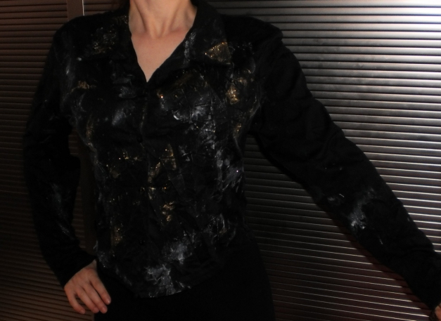 Schwarze Krinkelbluse mit Gold-Silber-Glitterdesign! Weltweites Unikat!