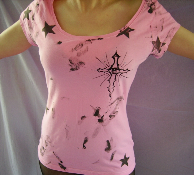 Rosa Custom-Designer-T-Shirt mit Kreuzmotiv + Sternen!