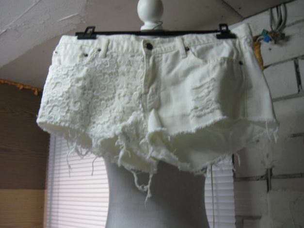 *** NEU ~ Super Shorts mit Spitze ***