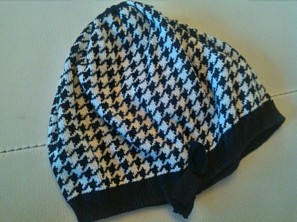 B1. Mädchen H&M Strick Mütze gr. 122 128 schwarz-weiß Hahnentrittmuster Schleife