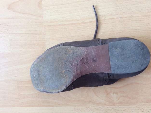 Schuh komplett aus Leder
